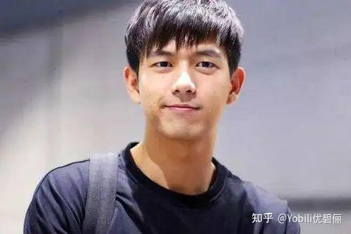 健身男神明星_70后的健身男明星_健身明星男后卫图片
